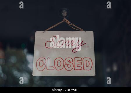 Schild "Wir sind geschlossen" an einer Tür eines Cafés in London, Großbritannien. Stockfoto