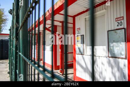 Berlin, Deutschland. April 2020. Die Ticketschalter im Stadion an der Alten Försterei bleiben geschlossen. Aufgrund von Maßnahmen zur Eindämmung des Coronavirus wird das Training des Fußball-Bundesligisten 1 FC Union Berlin in der Kamera stattfinden. Quelle: Andreas Gora/dpa/Alamy Live News Stockfoto