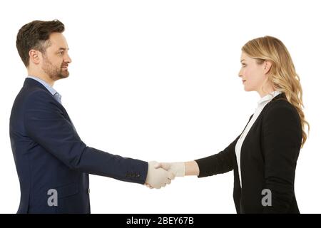 Vereinbarung zwischen Geschäftsmann und Geschäftsfrau. Handschlag in Handschuhen. Stockfoto