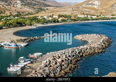 Tavari Strand und Teilansicht des kleinen Fischerhafens von Tavari, nahe Mesotopos Dorf, in Lesbos Insel, Griechenland, Europa. Stockfoto