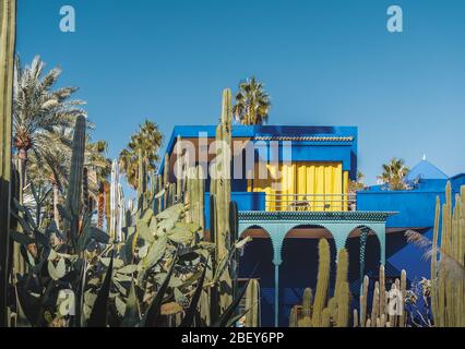 Der wunderschöne Majorelle Garten ist ein botanischer, tropischer Garten und Künstlerlandschaftgarten in Marrakesch, Marokko. Le Jardin verfügt über einen Brunnen Stockfoto