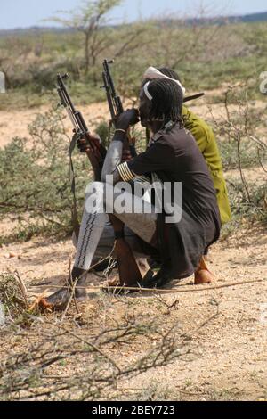 Hamar Kleinkälchen. Mit AK-47 Gewehren fotografiert im Omo River Valley, Äthiopien Stockfoto