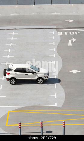 Kapstadt, Südafrika. 2019. Eine Übersicht über das einzige Auto, das in einem südafrikanischen Parkplatz in Kapstadt geparkt ist Stockfoto