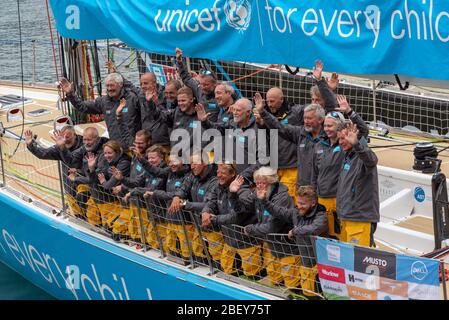 Kapstadt, Südafrika. 2019. Clipper 70 Rennyachten auf dem Kai in Victoria Basin V&A Waterfront, Kapstadt. Crew-Bild von für jedes Kinderboot Stockfoto