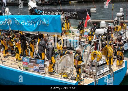 Kapstadt, Südafrika. 2019. Clipper 70 Rennyachten auf dem Kai in Victoria Basin V&A Waterfront, Kapstadt. Crew von für jedes Kinderboot auf der q Stockfoto