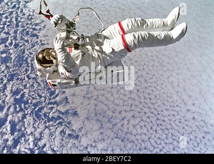 Gegen Wolken 130 nautische Meilen unterhalb Backdropped, Astronaut Mark C. Lee schwebt frei ohne anbindehaltung, als er testet die neue vereinfachte Hilfen für EVA Rescue (sicherere) System. Stockfoto