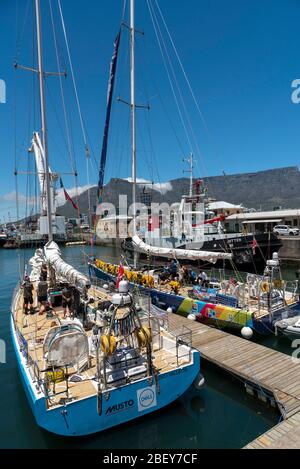 Kapstadt, Südafrika. 2019. Clipper 70 Rennyachten auf dem Kai in Victoria Basin V&A Waterfront, Kapstadt. Crew von für jedes Kinderboot auf der q Stockfoto