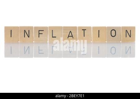 Inflation, Währungsabwertung aufgrund anhaltender Preissteigerungen von Waren und Dienstleistungen."Inflation" als Wort isoliert auf weißem Hintergrund Stockfoto