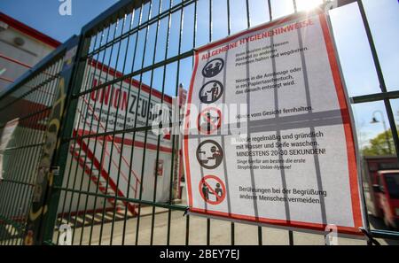 Berlin, Deutschland. April 2020. Am Zaun des Stadions ist ein Schild mit Hygienevorschriften. Aufgrund der Maßnahmen zur Eindämmung des Corona-Virus wird das Training des Fußball-Bundesligisten 1 FC Union Berlin in der Kamera stattfinden. Quelle: Andreas Gora/dpa/Alamy Live News Stockfoto