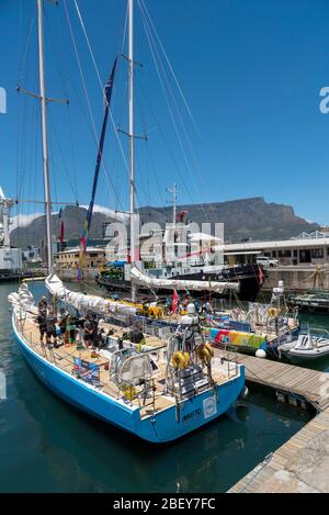 Kapstadt, Südafrika. 2019. Clipper 70 Rennyachten auf dem Kai in Victoria Basin V&A Waterfront, Kapstadt. Crew von für jedes Kinderboot auf der q Stockfoto