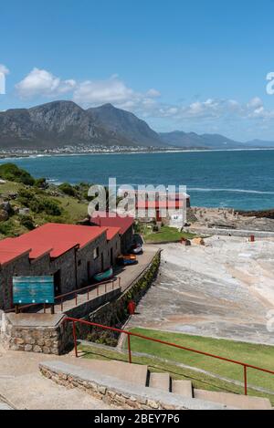 Hermanus, Westkap, Südafrika. 2019. Ein Überblick über das Old Harbour Museum an der Strandpromenade von Hermanus, Western Cape. Stockfoto