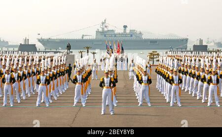 JINHAE, Republik Korea (Feb. 22, 2013) Midshipmen in der Republik Korea (ROK) Naval Academy stand in der Ausbildung in Parade Rest mit ROK Marine Schiffe und u-Boote hinter ihnen Minuten vor Beginn ihrer Abschlussfeier. Stockfoto