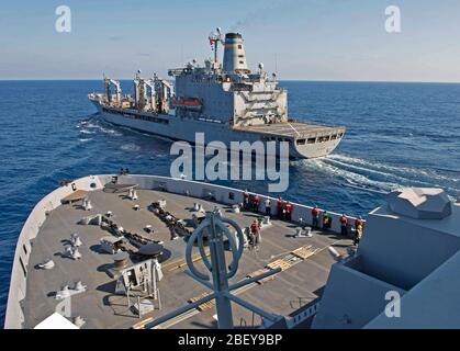 (Jan. 29, 2013) Die amphibious Transport dock Schiff USS San Antonio (LPD 17) Ansätze der militärischen Sealift Command flotte Auffüllung öler USNS Leroy Grumman (T-AO 195) für eine Auffüllung auf See. San Antonio ist die Teilnahme an einem Composite Trainingsgerät Übung (COMPTUEX) an der Ostküste der Vereinigten Staaten in Vorbereitung für eine bevorstehende Bereitstellung dieser Frühling. Stockfoto