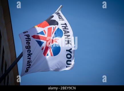 Berlin, Deutschland. April 2020. Eine Flagge mit den Worten "Danke! Vielen Dank! Ärzte und Pflegekräfte' mit den herzförmigen deutschen Farben und der Union Jack winkt vor der britischen Botschaft. Kredit: Kay Nietfeld/dpa/Alamy Live News Stockfoto