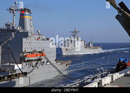 (Jan. 29, 2013) Die amphibische Landung dock Schiff USS Carter Hall (LSD 50) Ansätze der militärischen Sealift Command flotte Auffüllung öler USNS Leroy Grumman (T-AO 195) während einer Auffüllung-auf-See mit dem Amphibisches Schiff USS Kearsarge (LHD3). Carter Hall und Kearsarge an Composite Trainingsgerät Übung vor der Ostküste der Vereinigten Staaten in Vorbereitung für eine bevorstehende Bereitstellung dieser Frühling. Stockfoto