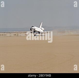 STS 036-S-018 (3. März 1990) - - - Die Raumfähre Atlantis berührt auf der Edwards Air Force Base in Kalifornien der STS-36 Mission zu erfüllen. An Bord waren Astronauten John O. Creighton, John H. Casper, David C. Hilmers, Richard M. (Mike) Mullane und Pierre J. Thuot. Stockfoto