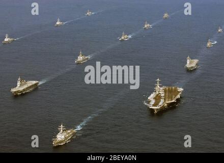 EAST CHINA SEA (Nov. 16, 2012) 24 sechs Schiffe der U.S. Navy und der Japanischen maritimen Verteidigung-kraft sind zusammen unterwegs nach Abschluss der Übung scharfes Schwert 2013. Scharfes Schwert 2013 ist ein halbjährlicher Ausübung gehalten, damit die USA und Japan in Abstimmung verfahren zu trainieren und Interoperabilität wirksam zu verteidigen oder zu einer Krise in Japan und der asiatisch-pazifischen Region reagieren zu erhöhen. Stockfoto