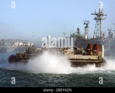 ROTA, Spanien (Nov. 15, 2012) eine Landing Craft air cushion (LCAC) kehrt in die gut Deck des amphibious Transport dock Schiff USS New York (LPD 21) während Es pierside in Rota, Spanien ist, während eines geplanten Hafen besuchen. New York ist Teil der Iwo Jima Amphibious Ready Gruppe mit dem begonnen 24 Marine Expeditionary Unit (24 MEU) und ist zur Unterstützung der Maritime Security Operations und Theater Sicherheit Zusammenarbeit in den USA 6 Flotte Verantwortungsbereich eingesetzt. Stockfoto