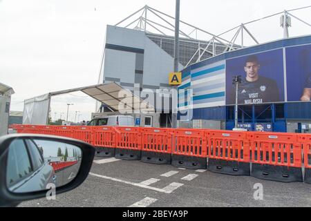 Eine Coronavirus Testfahrt Durch Das Zentrum Das Im Cardiff City Stadium Wales Eingerichtet Wurde Um Menschen Mit Covid 19 Symptomen Zu Testen Stockfotografie Alamy