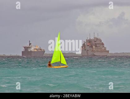 DIEGO GARCIA, Britisches Territorium im Indischen Ozean (Nov. 4, 2012) ein Matrose zu U.S. Naval Support Facility Diego Garcia zugeordnet entspannt an einem Sonntag Nachmittag durch das Segeln auf einem Pico Segelboot in der Nähe der Moral, Wohlfahrt und Erholung Marina. Stockfoto