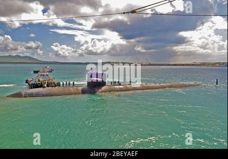 POLARIS, Guam (Okt. 26, 2012) der Los Angeles-Klasse Angriffs-U-Boot USS Oklahoma City (SSN723) fährt von neben den u-boot Tender USS Frank Kabel (wie 40). Frank Kabel führt die Wartung und den Support von U-Booten und Überwasserschiffen in der 7.Flotte Verantwortungsbereich. Die US-Marine wird ständig bei Frieden zu bewahren, Handel schützen, und Aggression durch die Anwesenheit abzuschrecken. Beteiligen Sie sich an der Diskussion über soziale Medien mit #Warfighting. Stockfoto