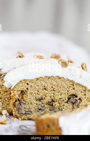 Low Carb, Keto 'Karotten' Kuchen ohne die Karotten in Ketose für Ostern bleiben. Mit Mandelmehl gebacken und mit einem zuckerfreien Frischkäse fro mattiert Stockfoto