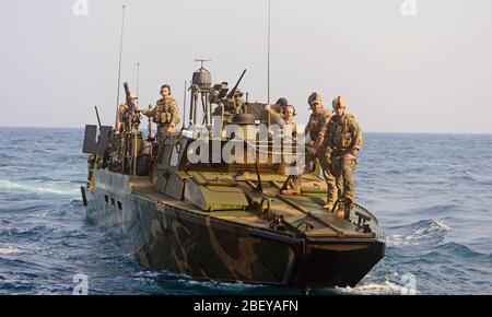 (Okt. 2010) 26, 2012) Matrosen zu Riverine Squadron (RIVRON) 2 Verhalten patrol Operationen im Arabischen Meer zugewiesen. RIVRON-2 ist mit Commander, Task Group (CTG) 56.7, die Maritime Security Operations und Theater Sicherheit Zusammenarbeit in den USA 5 Flotte Verantwortungsbereich bietet eingesetzt. Stockfoto