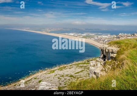 Panorama von Chesil Beach von den Klippen der Isle of Portland, Portland, Dorset, Großbritannien Stockfoto