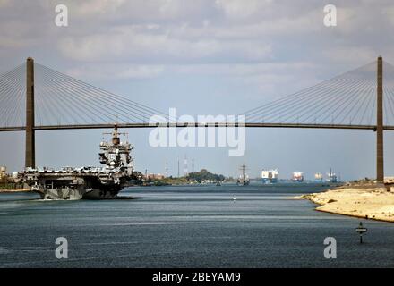 SUEZ CANAL (Okt. 2010) 12, 2012) Der Flugzeugträger USS Enterprise (CVN 65) Kreuze unter dem Friendship Bridge in den Suez Kanal für die letzte Zeit. Enterprise ist der Rückkehr von einem Einsatz in die USA 5 Flotte Verantwortungsbereich, in dem das Schiff für die Maritime Security Operations, Theater Sicherheit Bemühungen um Zusammenarbeit und Unterstützung für die Operation Enduring Freedom. Stockfoto