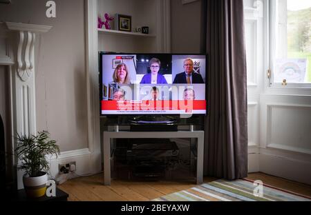 Schottlands erster Minister Nicola Sturgeon und andere Parteiführer werden im Fernsehen in einem Wohnzimmer in Edinburgh während der Übertragung einer "virtuellen" Sitzung der Fragen des Ersten Ministers gesehen. Die Führer aller Oppositionsparteien haben die Möglichkeit, sie aus der Ferne zu befragen, damit sie die Reaktion der Regierung auf die Krise des Coronavirus (COVID-19) genau untersuchen können. (Im Uhrzeigersinn von oben Mitte) Nicola Sturgeon, Jackson Carlaw, Präsidialbeamter Ken Macintosh, Richard Leonard und Alison Johnstone. Stockfoto