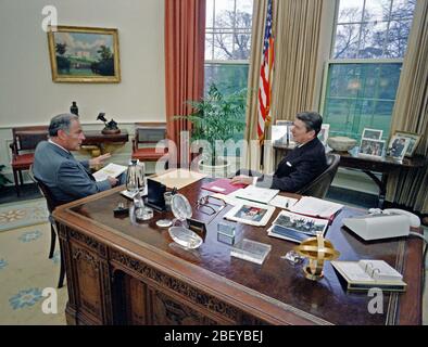 12/2/1981 Präsident Reagan Treffen mit Alexander Haig im Oval Office Stockfoto