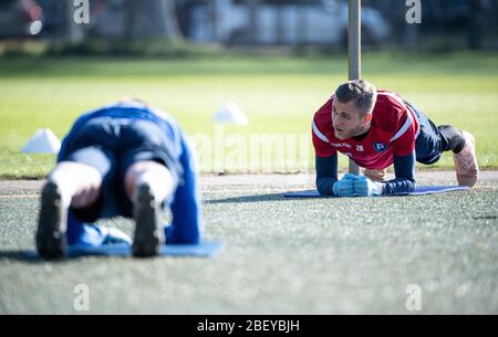 Karlsruhe, Deutschland. 16. Apr 2020. Torwart Sven Müller (KSC) beim Turnen. GES/Football/2. Bundesliga: Training des Karlsruher SC während der Corona-Krise, 04/16/2020 Fußball/Fußball: 2. Liga: Training des Karlsruher SC während der Corona-Krise, 16. April 2020 Quelle: dpa/Alamy Live News Stockfoto