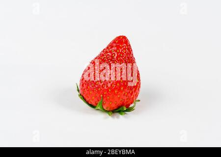 Erdbeere. Macro für frische Beeren. Isoliert auf weiß. Stockfoto