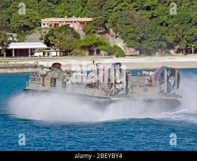 OKINAWA, Japan (Aug. 20, 2012) Landing Craft Air Cushion (LCAC) 29 Transporte während eines onload Der 31 Marine Expeditionary Unit (31 MEU) an die Bonhomme Richard Amphibious Ready Group (ARG) vor der Küste von weißen Strand Marinestützpunkt. Die ARG begann die 31. MEU zu beginnen Durchführung amphibischer Operationen im westlichen Pazifik. Bonhomme Richard Amphibious Ready Gruppe besteht aus den Amphibischen dock Landung Schiff USS Tortuga (LSD 46), den amphibischen Angriff Schiff Bonhomme Richard (LL 6), die amphibious Transport dock USS Denver LPD (9), den 31 MEU, Amphibischen Squadron Stockfoto