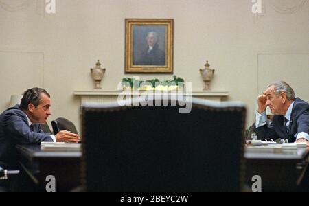 Lyndon Johnson trifft sich mit Präsidentschaftskandidat Richard Nixon im Weißen Haus, 26. Juli 1968 Stockfoto