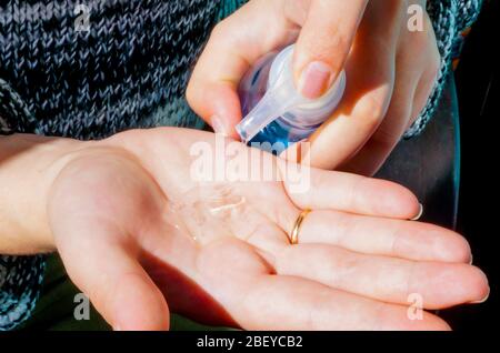 Frauen waschen sich die Hände mit Alkohol Gel oder antibakterielle Seife Desinfektionsmittel. Hygienekonzept. Verhindern Sie die Ausbreitung von Keimen und Bakterien und vermeiden Stockfoto