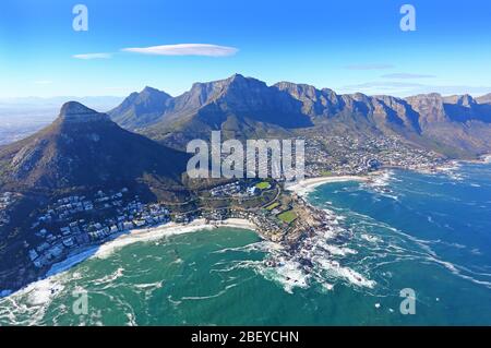 Luftaufnahme des Tafelbergs und der westlichen Küste einschließlich Clifton und Camps Bay Stockfoto