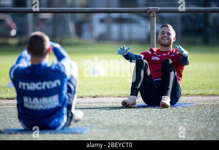 Karlsruhe, Deutschland. 16. Apr 2020. Torwart Sven Müller (KSC) beim Turnen. GES/Football/2. Bundesliga: Training des Karlsruher SC während der Corona-Krise, 04/16/2020 Fußball/Fußball: 2. Liga: Training des Karlsruher SC während der Corona-Krise, 16. April 2020 Quelle: dpa/Alamy Live News Stockfoto