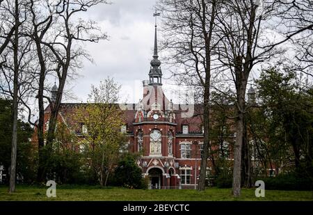 Berlin, Deutschland. April 2020. Das Bezirksamt Neukölln. Quelle: Britta Pedersen/dpa-Zentralbild/ZB/dpa/Alamy Live News Stockfoto