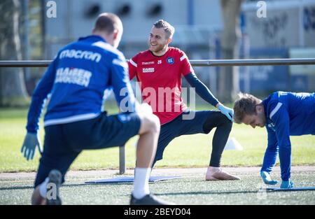 Karlsruhe, Deutschland. 16. April 2020. Torwart Sven Müller (KSC) lacht. GES/Football/2. Bundesliga: Training des Karlsruher SC während der Corona-Krise, 04/16/2020 Fußball/Fußball: 2. Liga: Training des Karlsruher SC während der Corona-Krise, 16. April 2020 Quelle: dpa/Alamy Live News Stockfoto