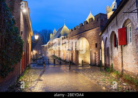 Amersfoort, Niederlande, im historischen Doppelpoort im Morgengrauen. Stockfoto