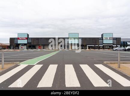 Edinburgh, Schottland, Großbritannien. 16. April 2020. Die Sperrung des Coronavirus dauert in der 4. Woche an. Normalerweise beschäftigt Ford Kinnaird Einzelhandel Shopping Park ist praktisch menschenleer. Iain Masterton/Alamy Live News Stockfoto