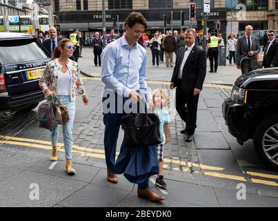 Waldorf Astoria Hotel, Edinburgh, Midlothian, Schottland, Großbritannien der kanadische Premierminister Justin Trudeau kommt mit seinem wi in Edinburghs Waldorf Astoria an Stockfoto