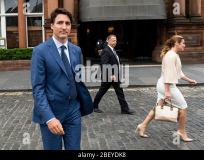 Edinburgh, Midlothian, Schottland, Großbritannien der kanadische Premierminister Justin Trudeau verlässt EdinburghÕs Waldorf Astoria mit seiner Frau Sophie Grgoire. Stockfoto