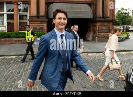 Edinburgh, Midlothian, Schottland, Großbritannien der kanadische Premierminister Justin Trudeau verlässt Edinburgh’s Waldorf Astoria mit seiner Frau Sophie Grégoire. Stockfoto