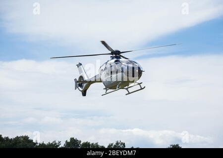 Passagierhubschrauber fliegt bei einer Flugshow Stockfoto