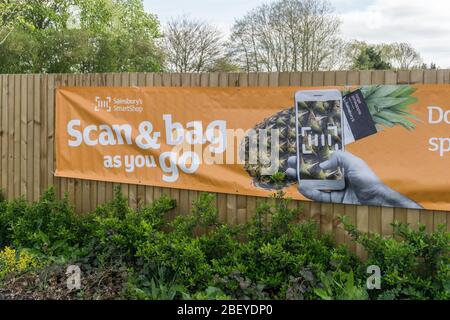 Scannen und packen Sie die Werbung auf dem Parkplatz, Sainsbury's, Olney, Buckinghamshire, Großbritannien Stockfoto