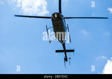 Passagierhubschrauber fliegt bei einer Flugshow Stockfoto