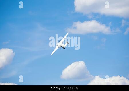 Altes Transportflugzeug fliegt auf einer Flugschau Stockfoto