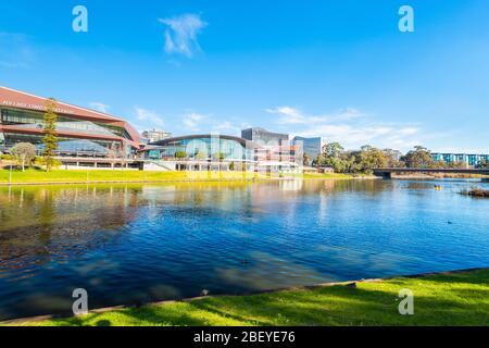 Adelaide, Australien - 4. August 2019: Die Skyline des Geschäftsviertels von Adelaide City blickt an einem hellen Tag über den Torrens River Stockfoto